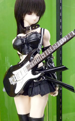 【写真】ギターを持った娘を発見！　かっこいい〜
